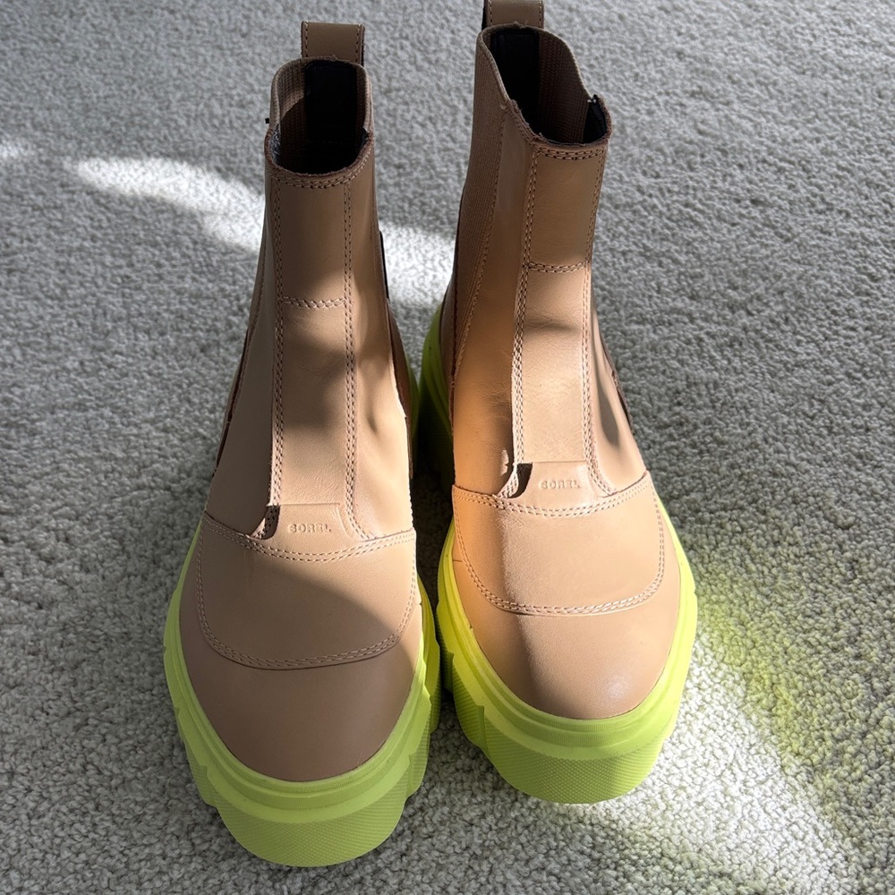 New Sorel Tan and Neon Yellow Ankle Boots